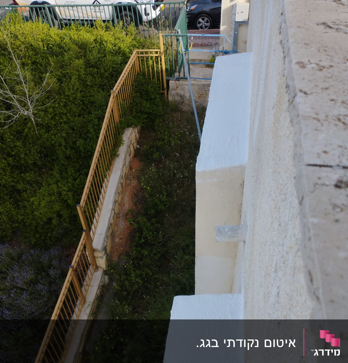 קיר אטום בצבע לבן עם חומר איטום